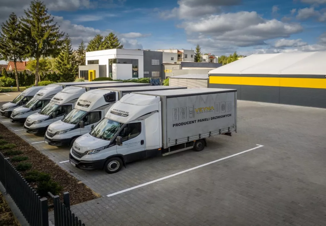 Jak skrócić czas realizacji zamówienia drzwi – rola dostawcy wypełnień